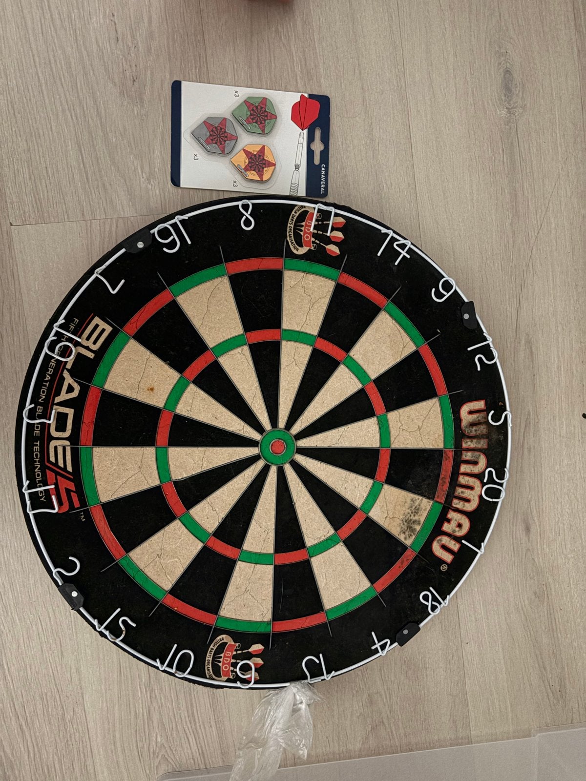 Dartbord, Ophalen, Gebruikt, Dartbord met pijlen