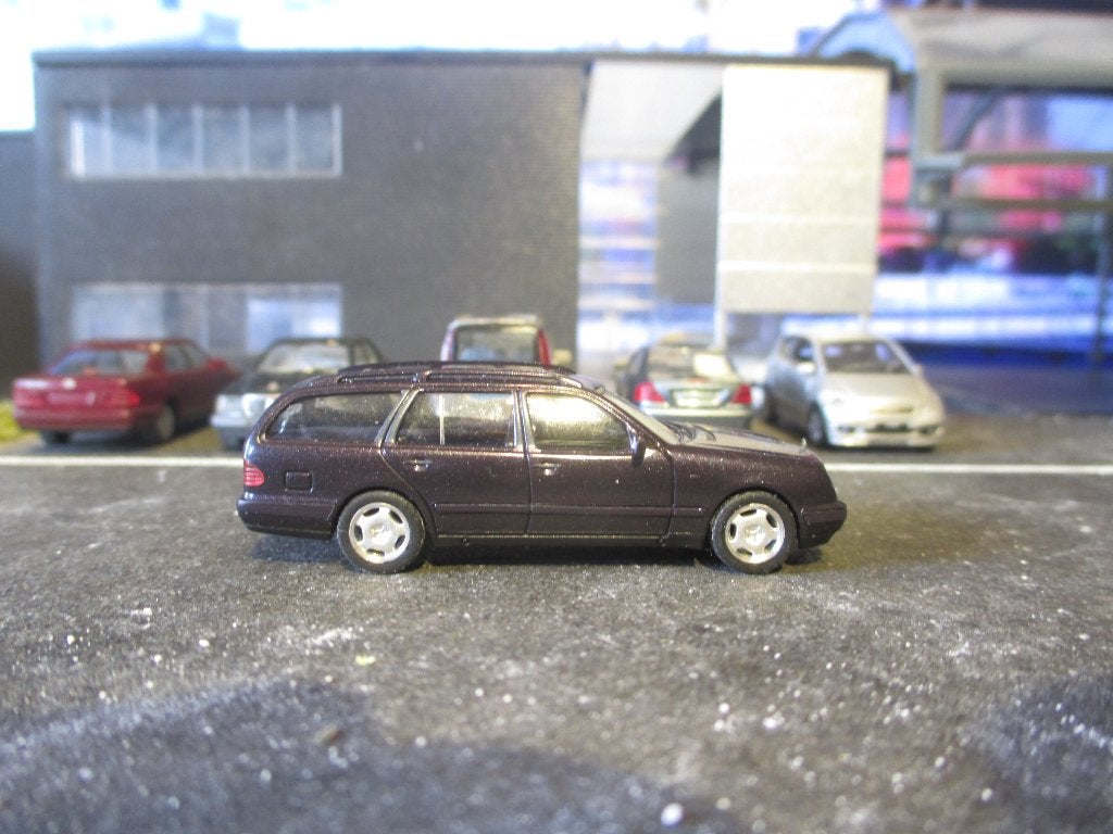 Mercedes Benz W210 E-320 Touring - Dealer Edition purpermet., Hobby en Vrije tijd, Ophalen of Verzenden, Nieuw, Auto, Schuco