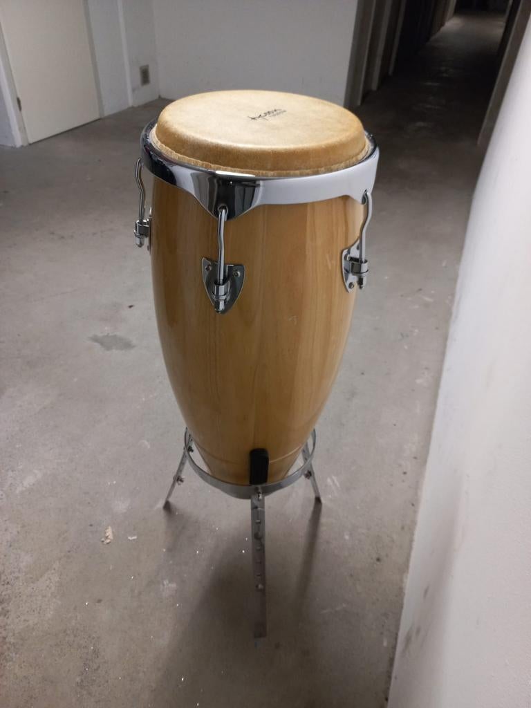 Conga met standaard en tas., Muziek en Instrumenten, Ophalen, Gebruikt, Trommel