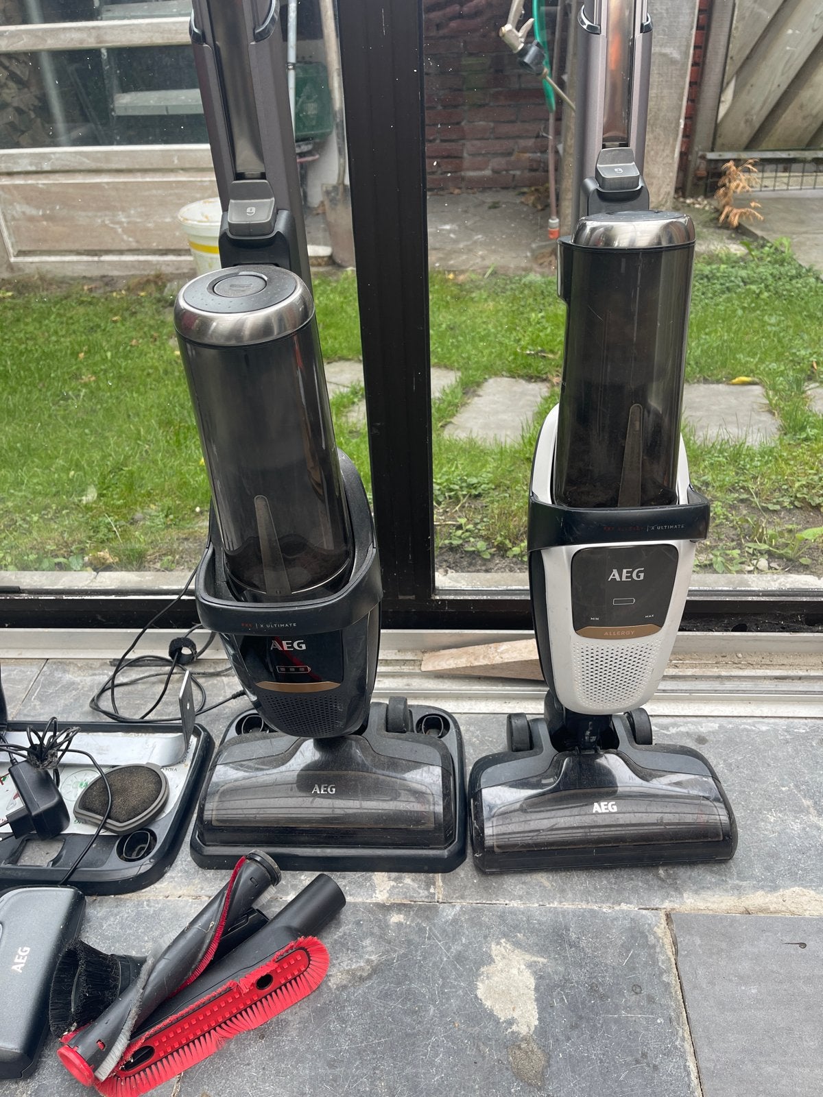 AEG Steelstofzuigers (2 stuks) met accessoires, Gebruikt, Draadloos, Ophalen of Verzenden, Reservoir