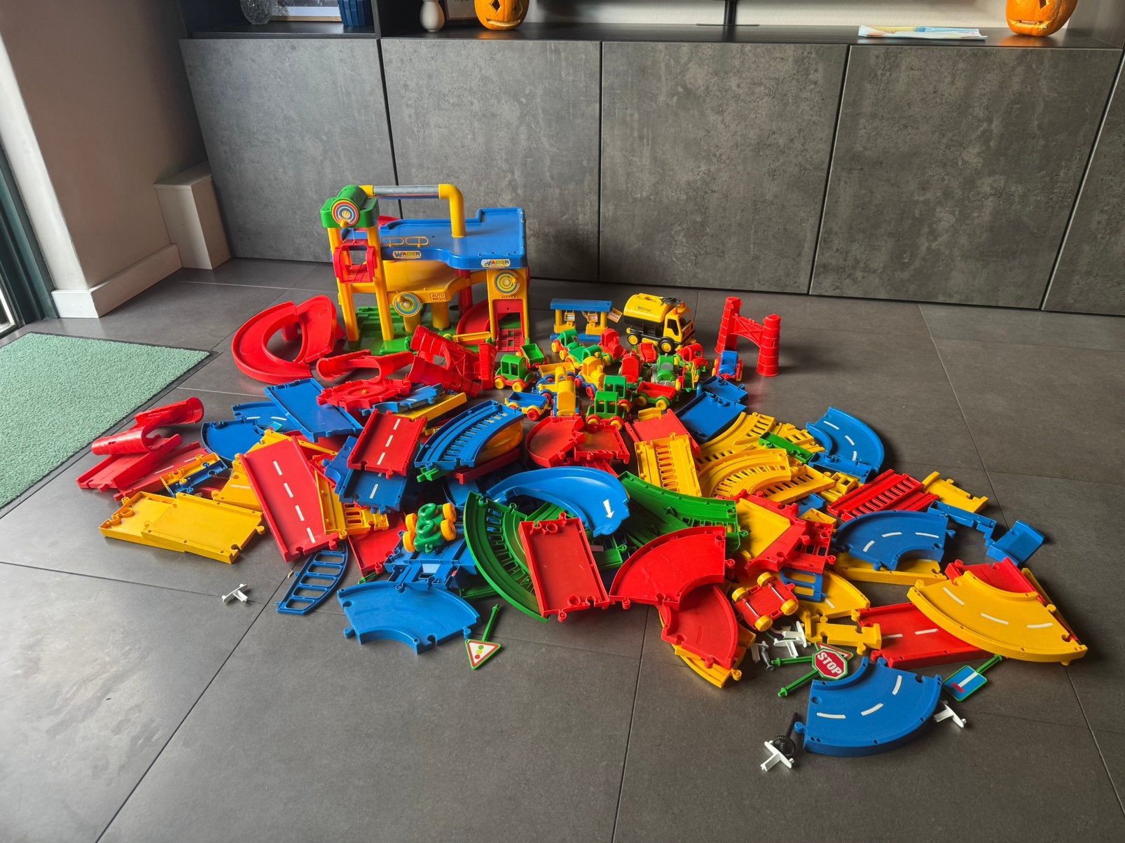Grote auto speelset met garage, wegen en zelfrijdende auto, Ophalen of Verzenden, Zo goed als nieuw