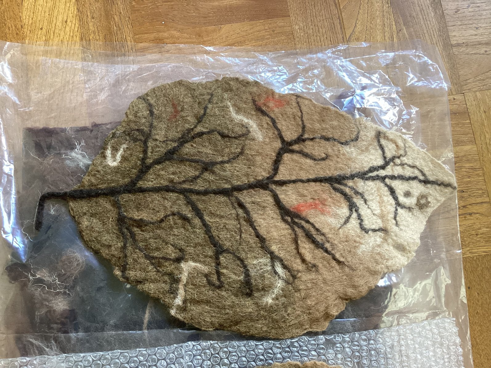 Groot Deco Herfstblad handgevilt, Hobby en Vrije tijd, Vilt, Ophalen, Nieuw, Gebruiksvoorwerp, Wolvilt
