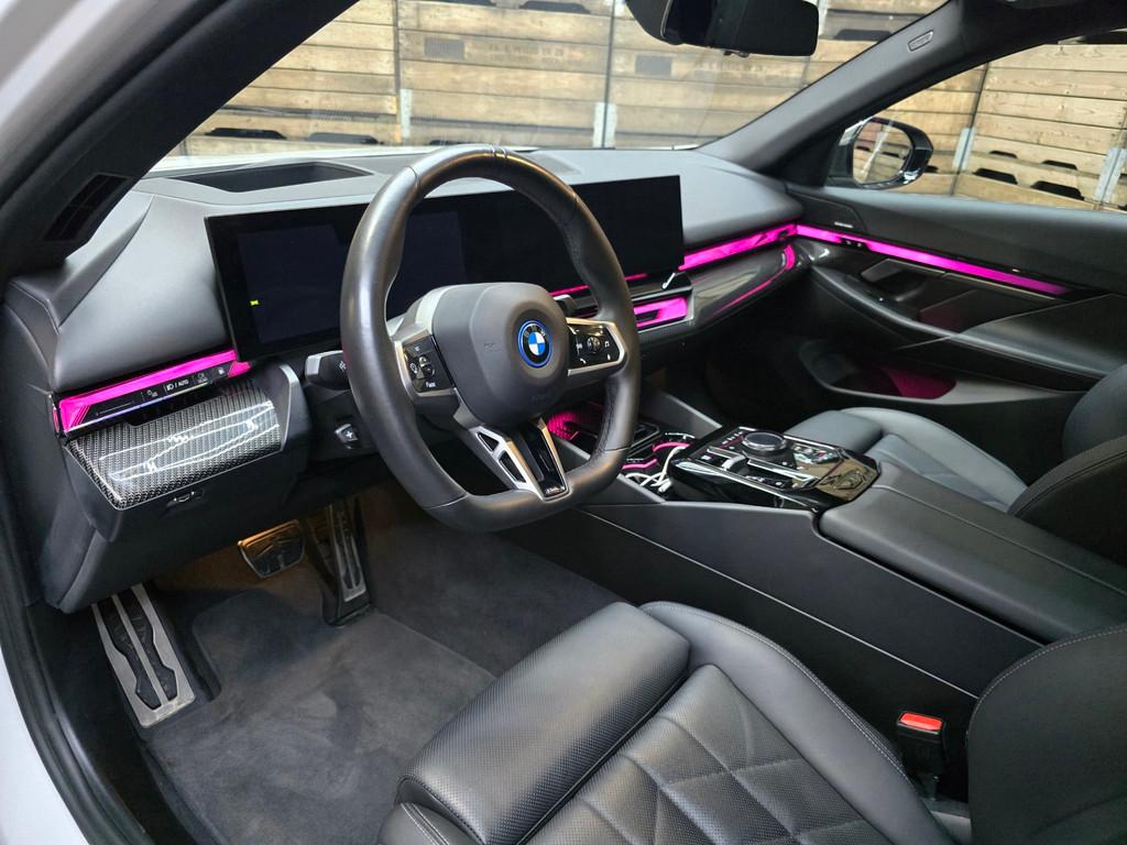 BMW 5-serie 550e xDrive M Sport Pro Innovatie Pano HUD Carbo, Auto's, Automaat, Gebruikt, 2000 kg, Wit