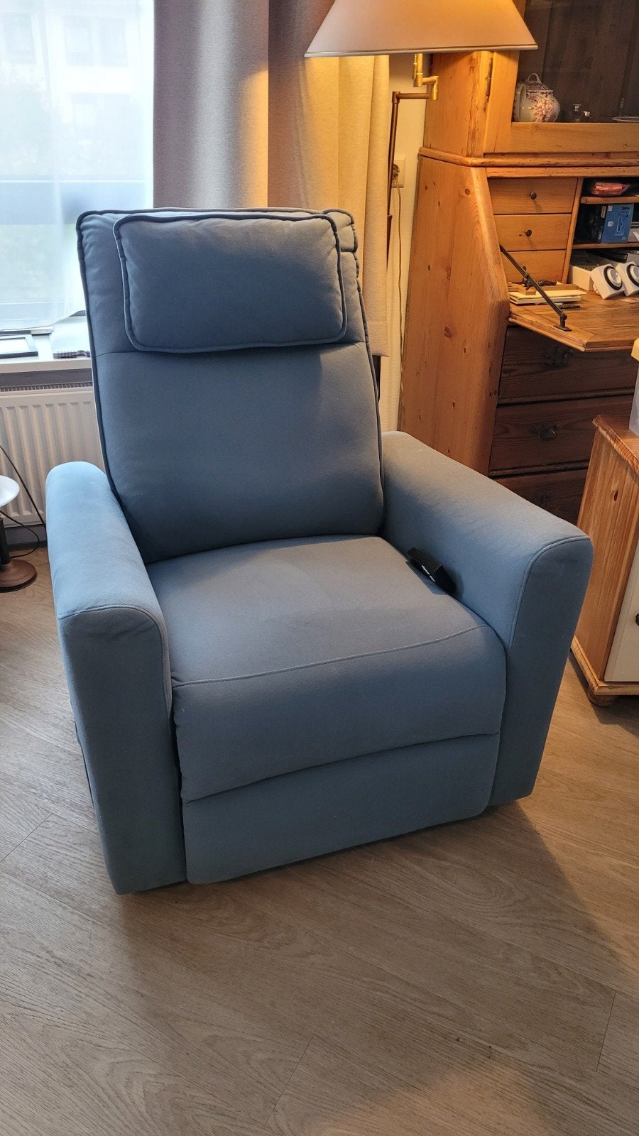 Comfortabele lichtblauwe relaxfauteuil met sta op functie., Ophalen, Modern, Comfort, 75 tot 100 cm, Zo goed als nieuw