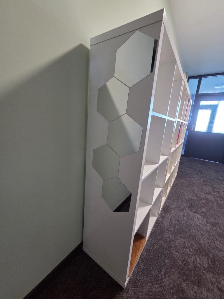 IKEA KALLAX 2x4 kast + inzetmanden + hexagon spiegels, Ophalen, Overige materialen, 100 tot 150 cm, Zo goed als nieuw