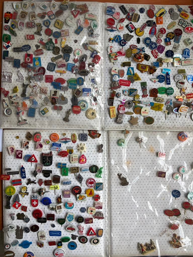 Grote collectie emaille reclame speldjes / pins jaren 50–80, Ophalen, Gebruikt, Overige onderwerpen, Speldje of Pin