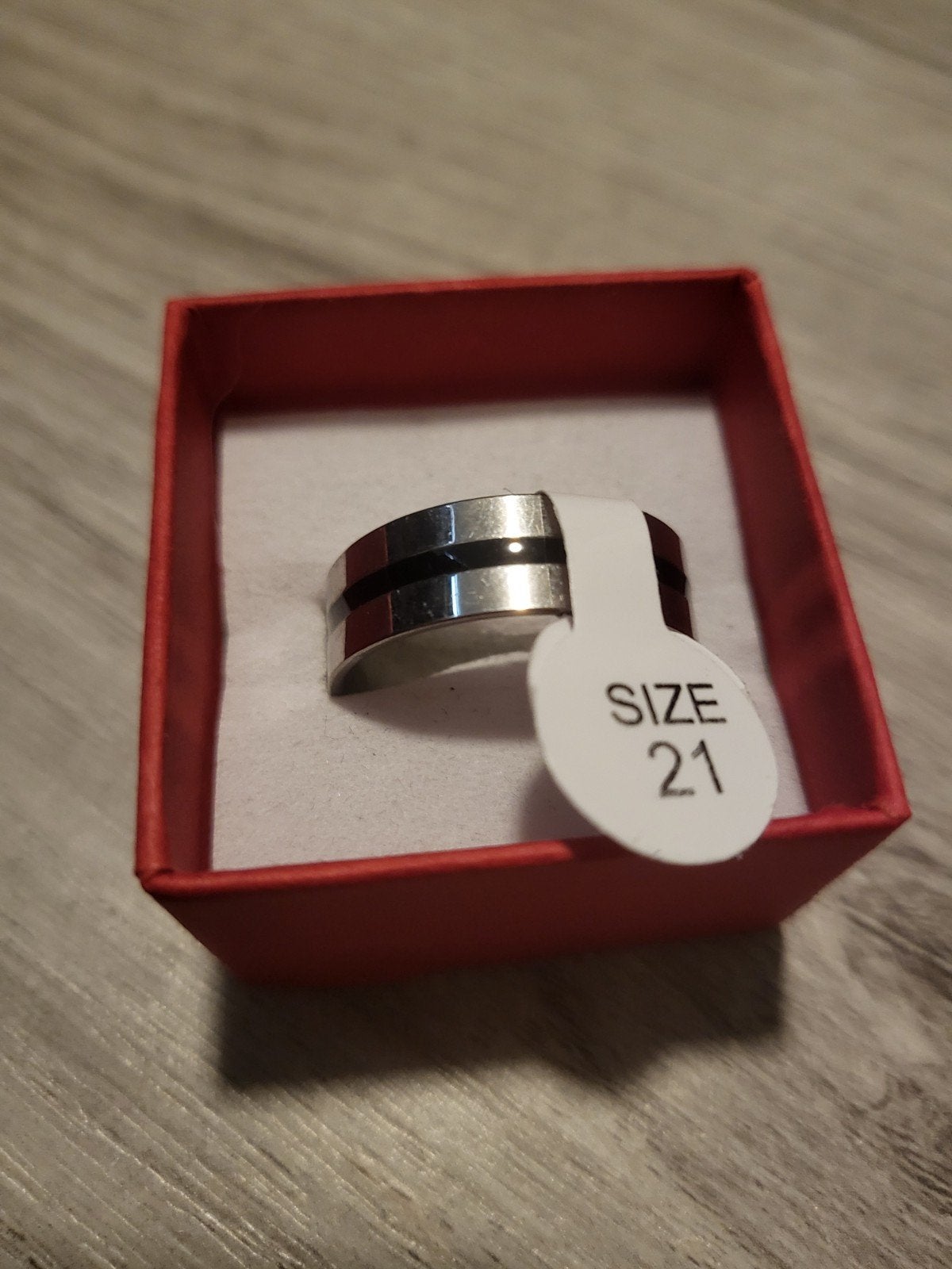 Nieuwe zilverkleurige ring met zwarte streep, maat 21, 20 of groter, IJzer of Staal, Nieuw, Ophalen of Verzenden