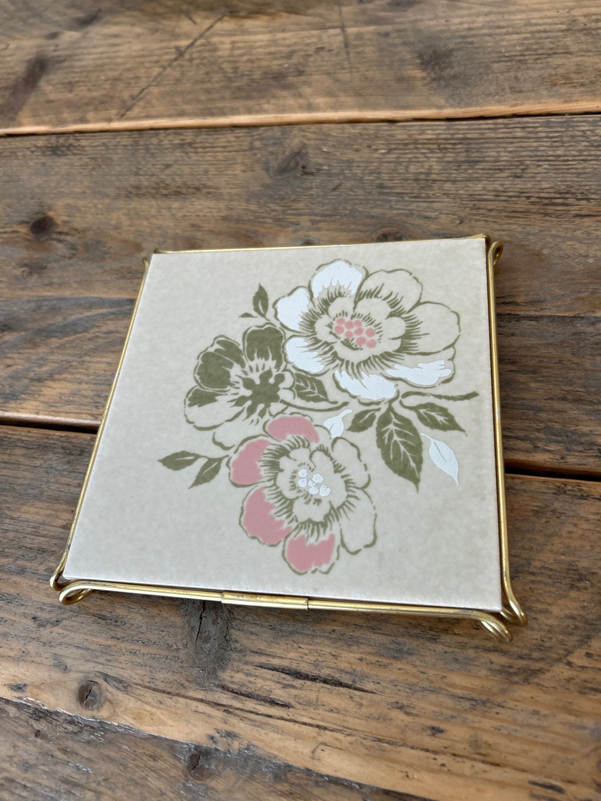 Vintage MOSA onderzetter met bloemmotief, Steen/keramiek, Ophalen of Verzenden, Zo goed als nieuw, Beige