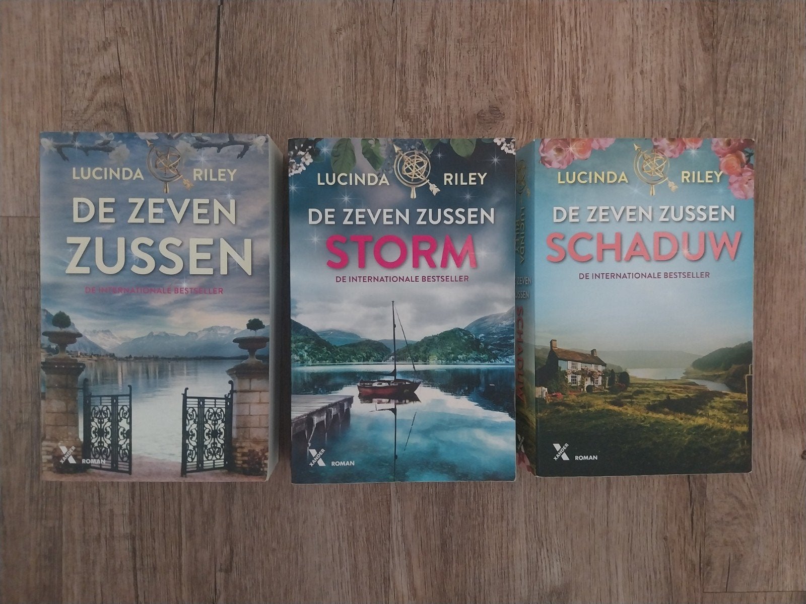Deel 1 , 2  en 3   **   De Zeven Zussen.  **   Lucinda Riley, Boeken, Ophalen of Verzenden, Zo goed als nieuw, Lucinda Riley