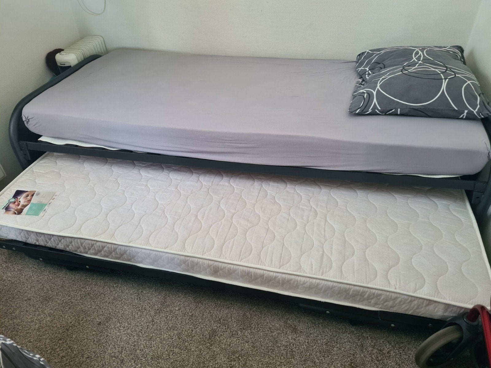Praktisch uitschuifbed met twee matrassen, Huis en Inrichting, Ophalen, 90 cm, Zwart, Modern, Functioneel