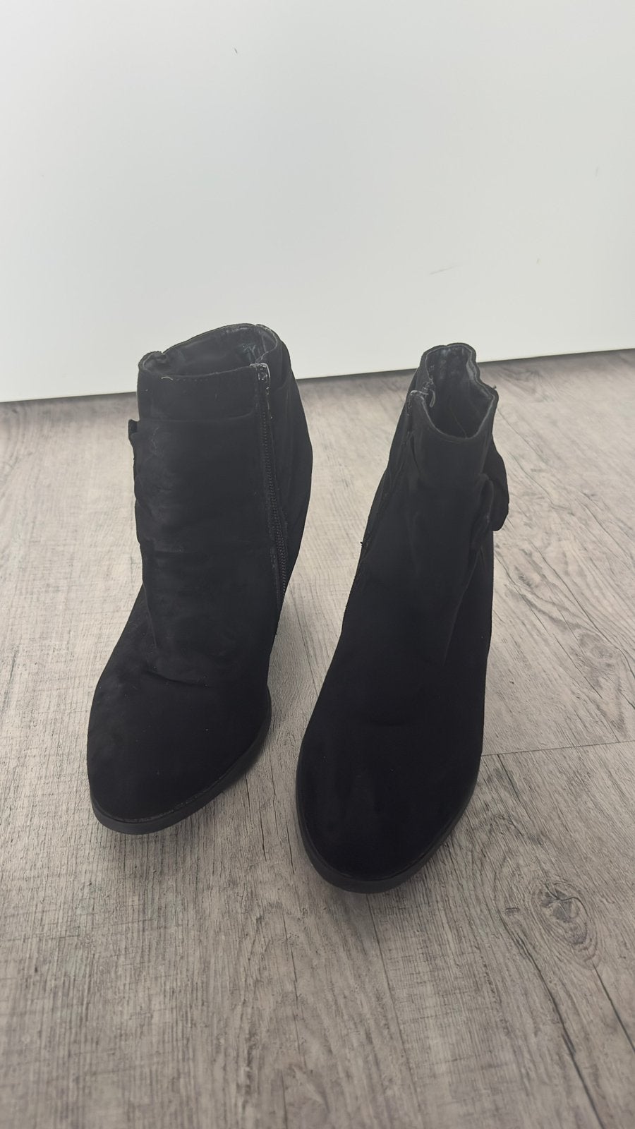 Enkellaarzen met strik, maat 39, zwart, suede stof, Zwart, Lage of Enkellaarzen, Ophalen of Verzenden, Zo goed als nieuw