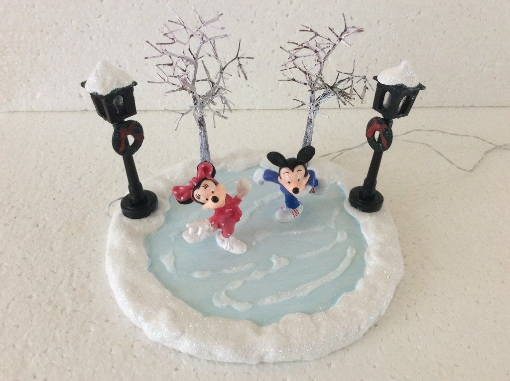 vijver voor kerstdorp met Disney figuren Minnie en Mickey, Verzamelen, Disney, Ophalen of Verzenden, Mickey Mouse, Zo goed als nieuw
