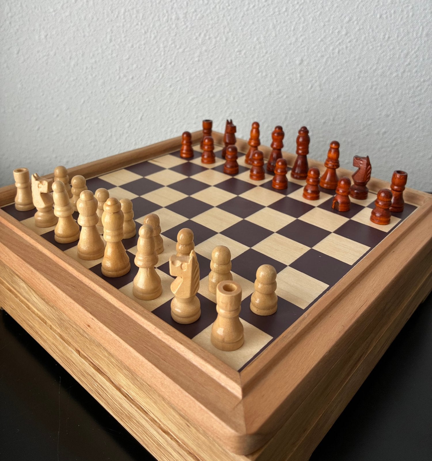Verhoogd schaakbord schaakstukken en backgammon, Ophalen of Verzenden, Gebruikt