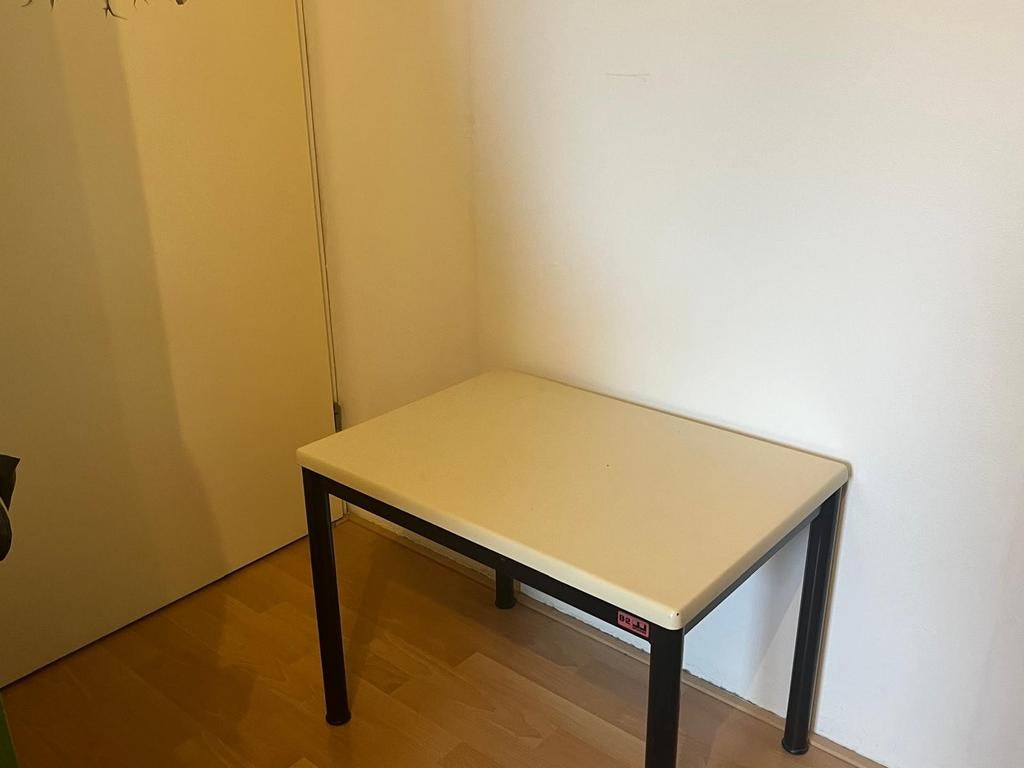 Kindertafel met 2 stoelen - Ideaal voor speelhoek, Kinderen en Baby's, Kinderkamer | Tafels en Stoelen, Ophalen, Gebruikt, Tafel(s) en Stoel(en)