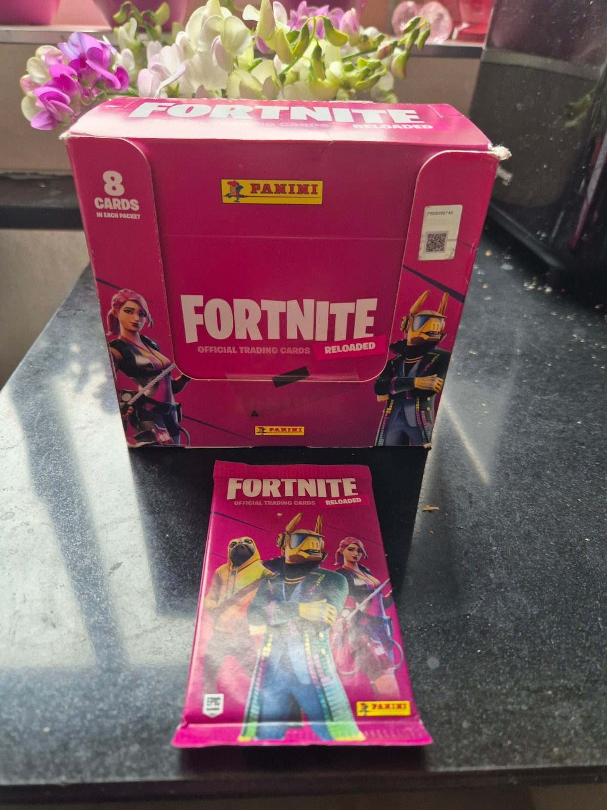 Doos met 36 pakjes Fortnite reloaded trading kaarten, NIEUW, Ophalen of Verzenden, Nieuw, Boosterbox