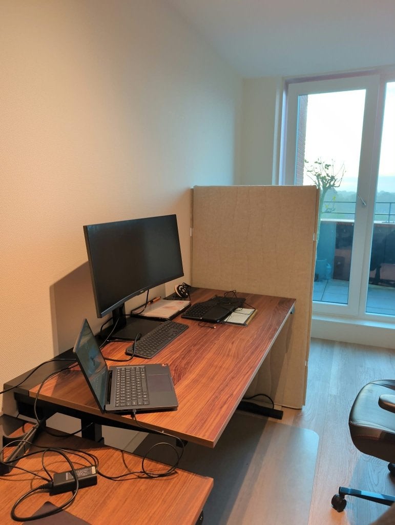 MITTZON Bureau zit/sta, elektrisch walnootfineer/zwart, 160 cm, Gebruikt, Hout, Ophalen of Verzenden