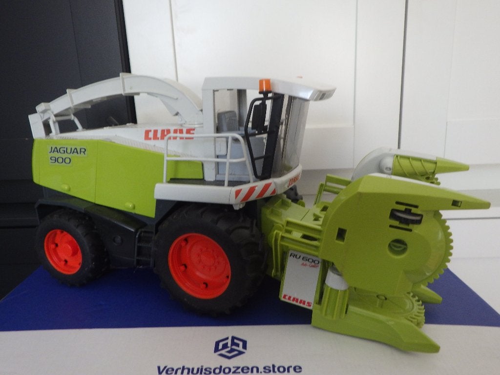 Bruder Claas Jaguar 900 veldhakselaar, Ophalen