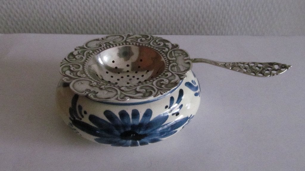 Zilveren theezeefje met delfsblauw lekbakje, Antiek en Kunst, Ophalen, Zilver