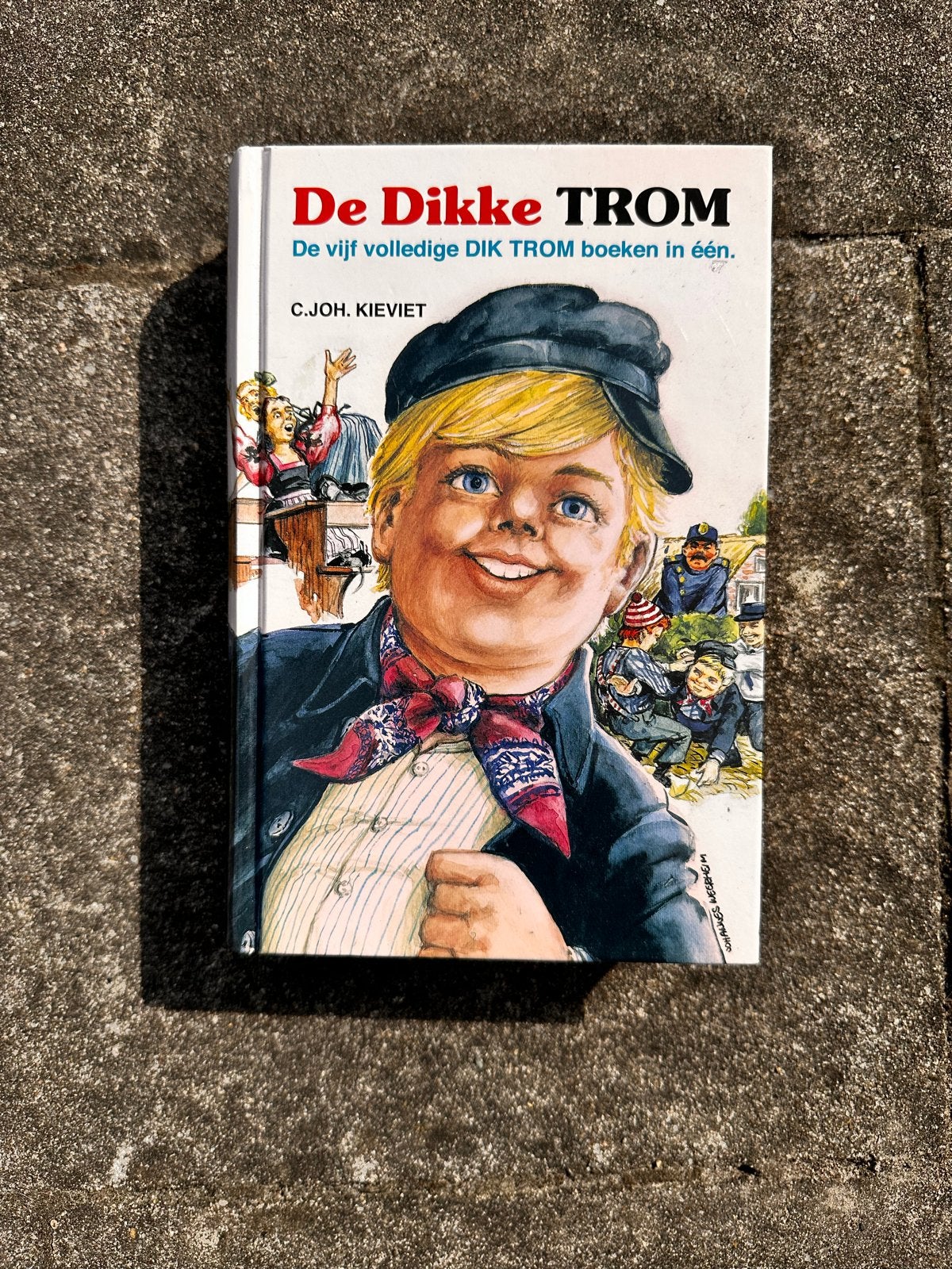 De Dikke Trom - Vijf volledige boeken in één, Ophalen of Verzenden, Gelezen, Fictie algemeen