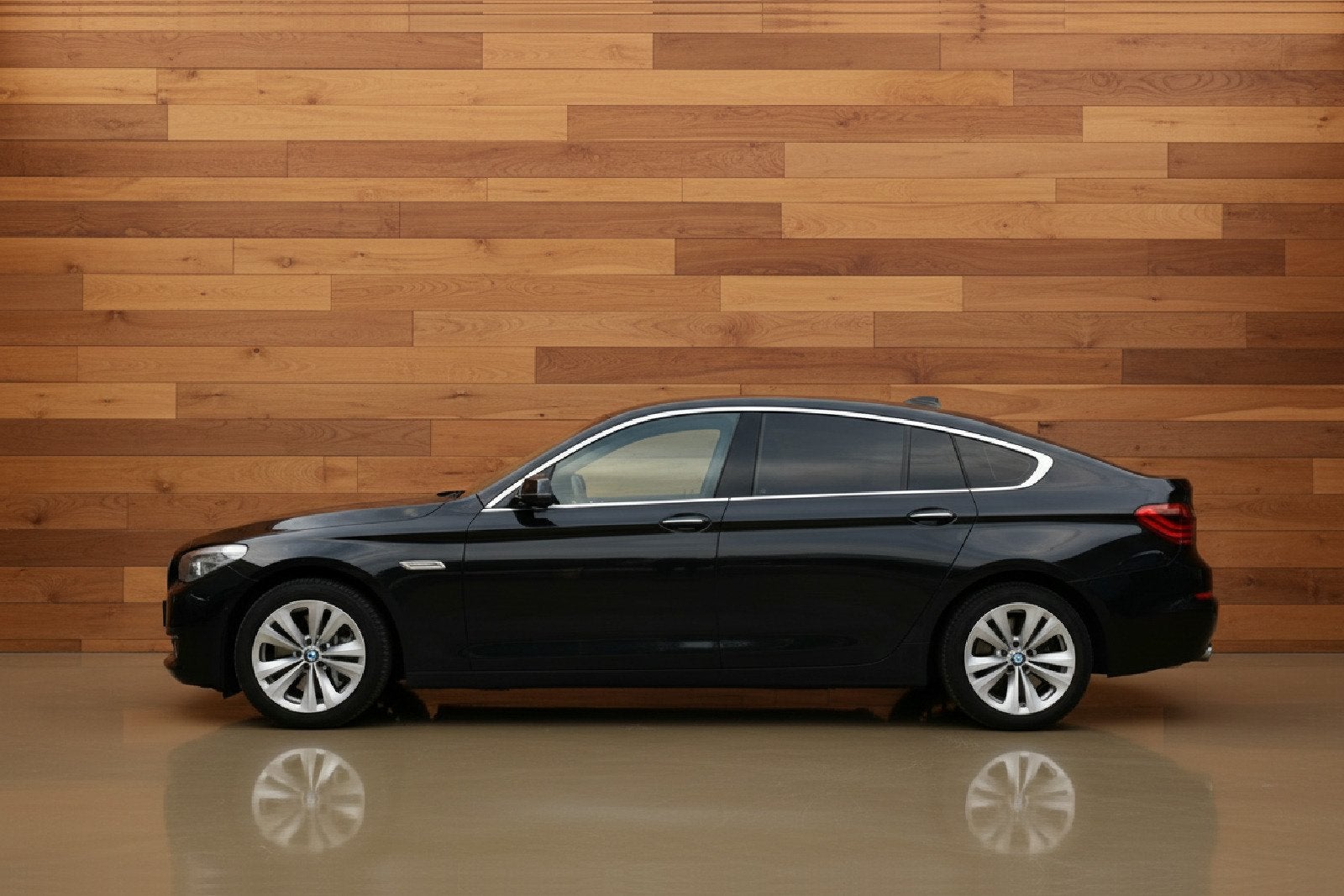 BMW 5 Serie Gran Turismo 535i High Executive (bj 2014), Auto's, BMW, Automaat, Achterwielaandrijving, Gebruikt, Zwart