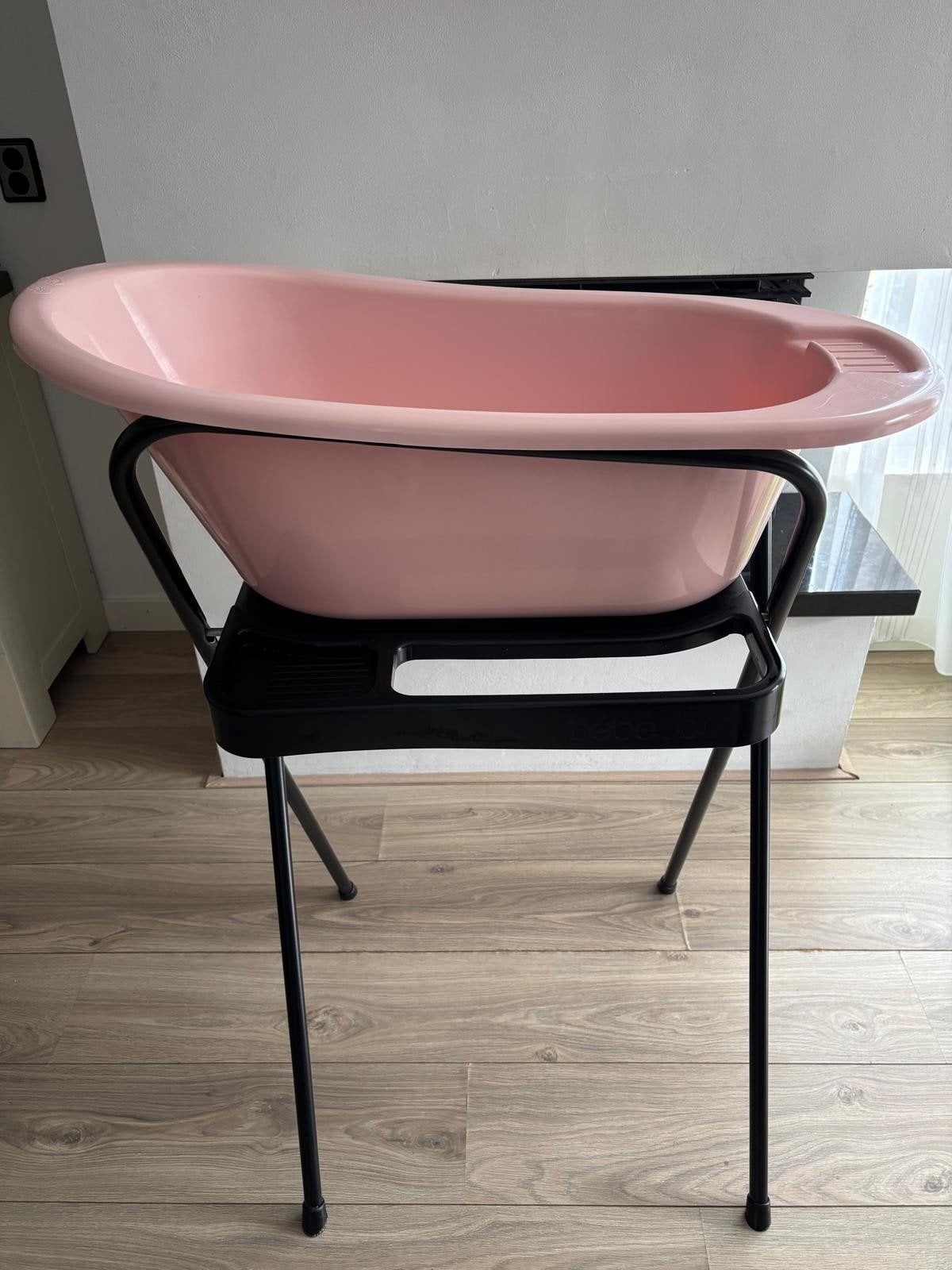 Roze babybadje met standaard, Kinderen en Baby's, Badjes en Verzorging, Zo goed als nieuw, Badje, Standaard, Ophalen