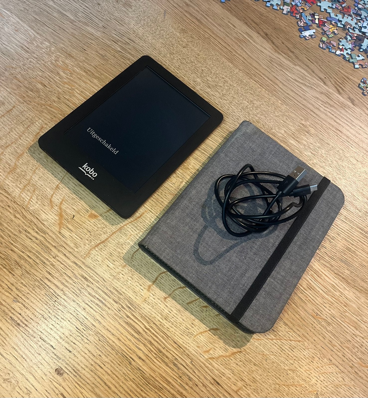 Kobo E-reader inclusief hoes en kabel (met wifi + licht), Computers en Software, E-readers, Ophalen of Verzenden, Zo goed als nieuw