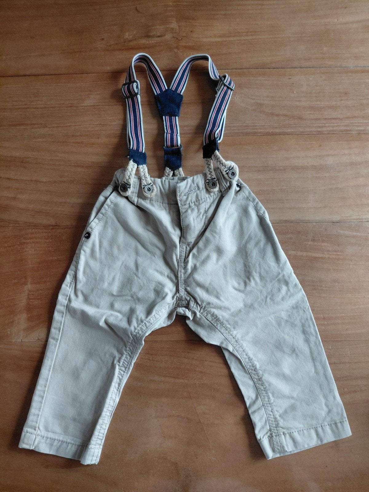 Just Small broekje met bretels maat 62, Kinderen en Baby's, Broekje, Just Small, Ophalen of Verzenden, Zo goed als nieuw
