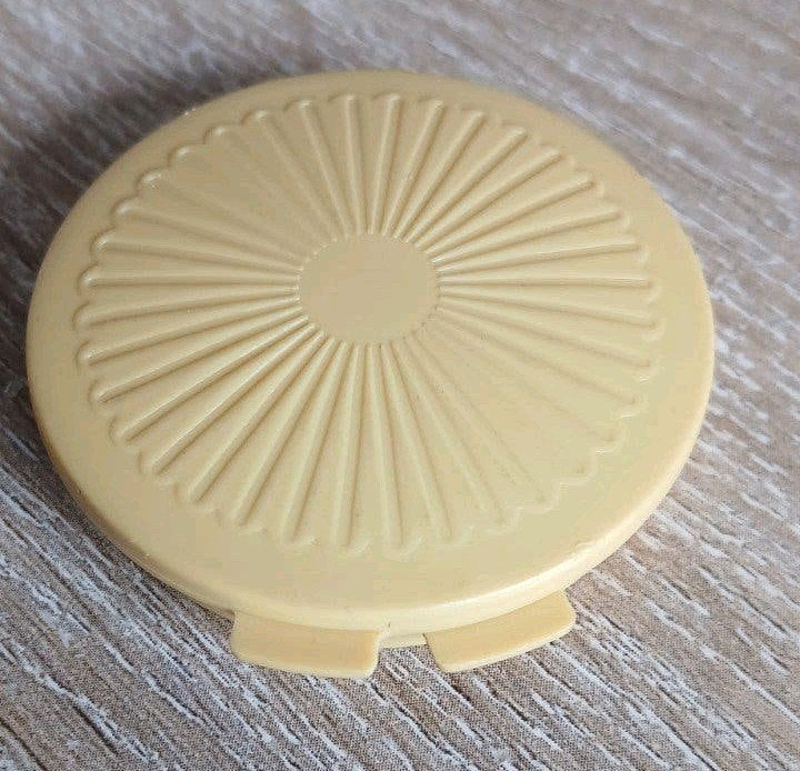 Tupperware mini vintage doosje pillendoosje pillen doos, Ophalen of Verzenden, Zo goed als nieuw, Geel, Overige typen