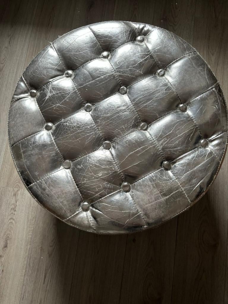 Zilveren poef met knopen en sierlijke pootjes, Gebruikt, Ophalen of Verzenden, 50 tot 75 cm, 50 tot 75 cm