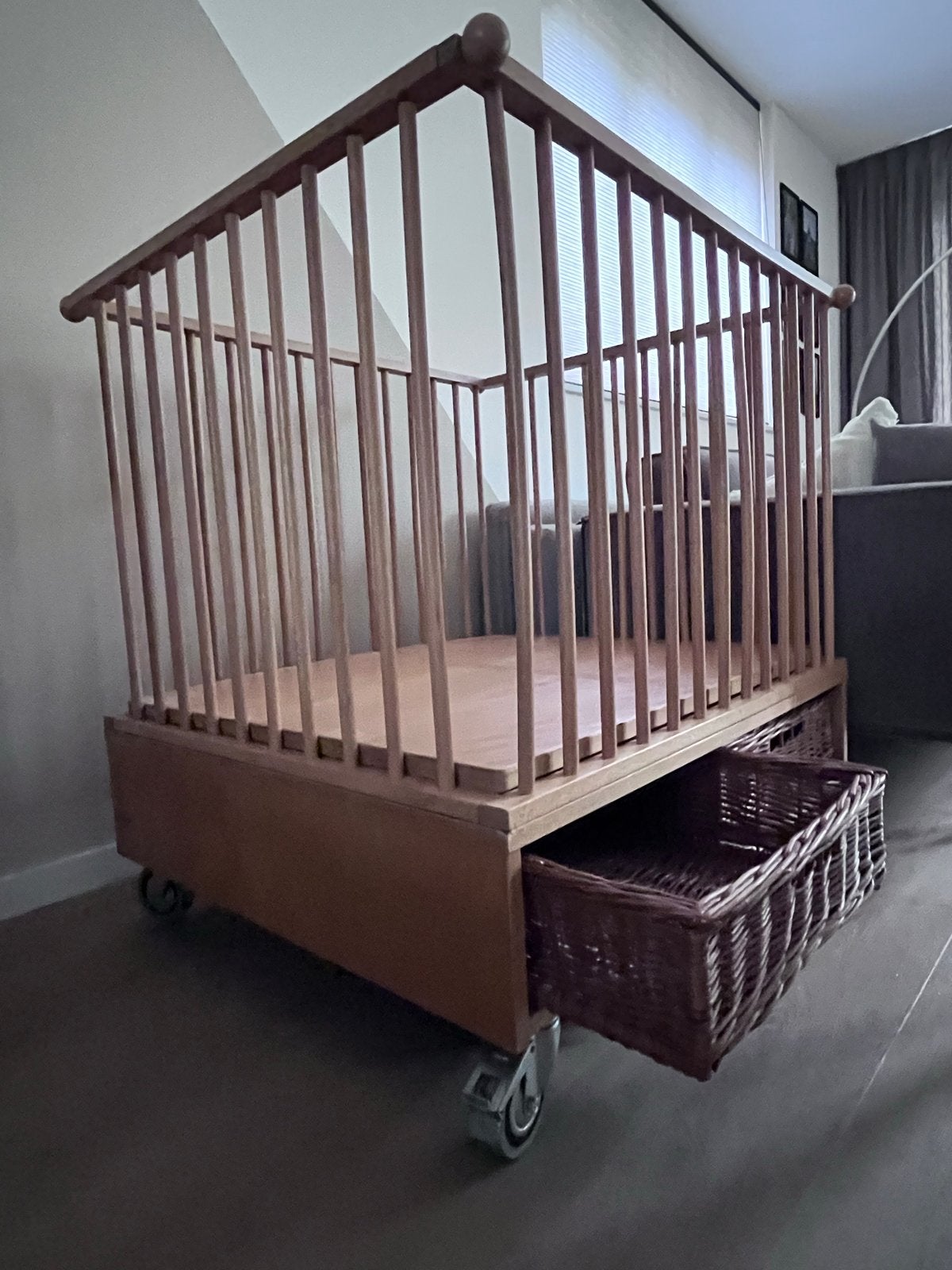 Houten box met wieltjes met rieten opberglades, Ophalen, Gebruikt, Vierkant, In hoogte verstelbaar