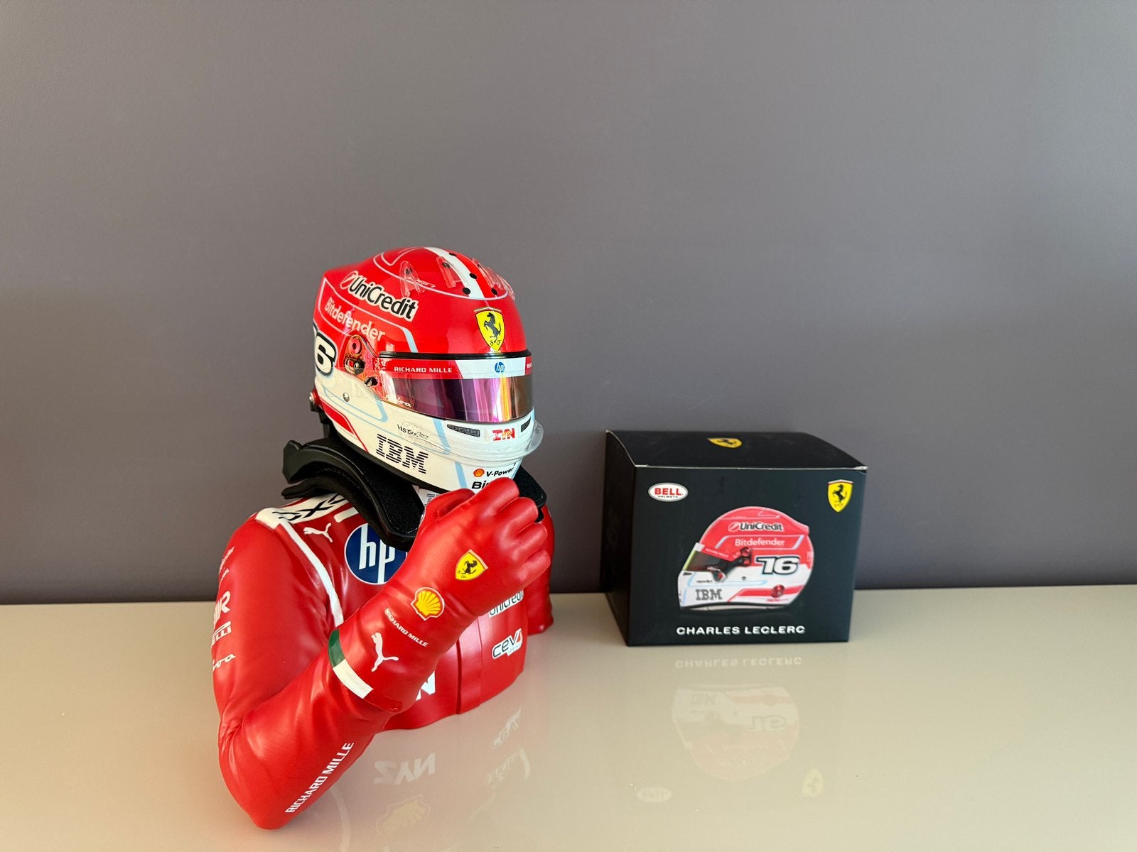 Silverstone 2026 Leclerc 1:2 Helm met Buste en Hans Ferrari, Ophalen of Verzenden, Zo goed als nieuw, Formule 1