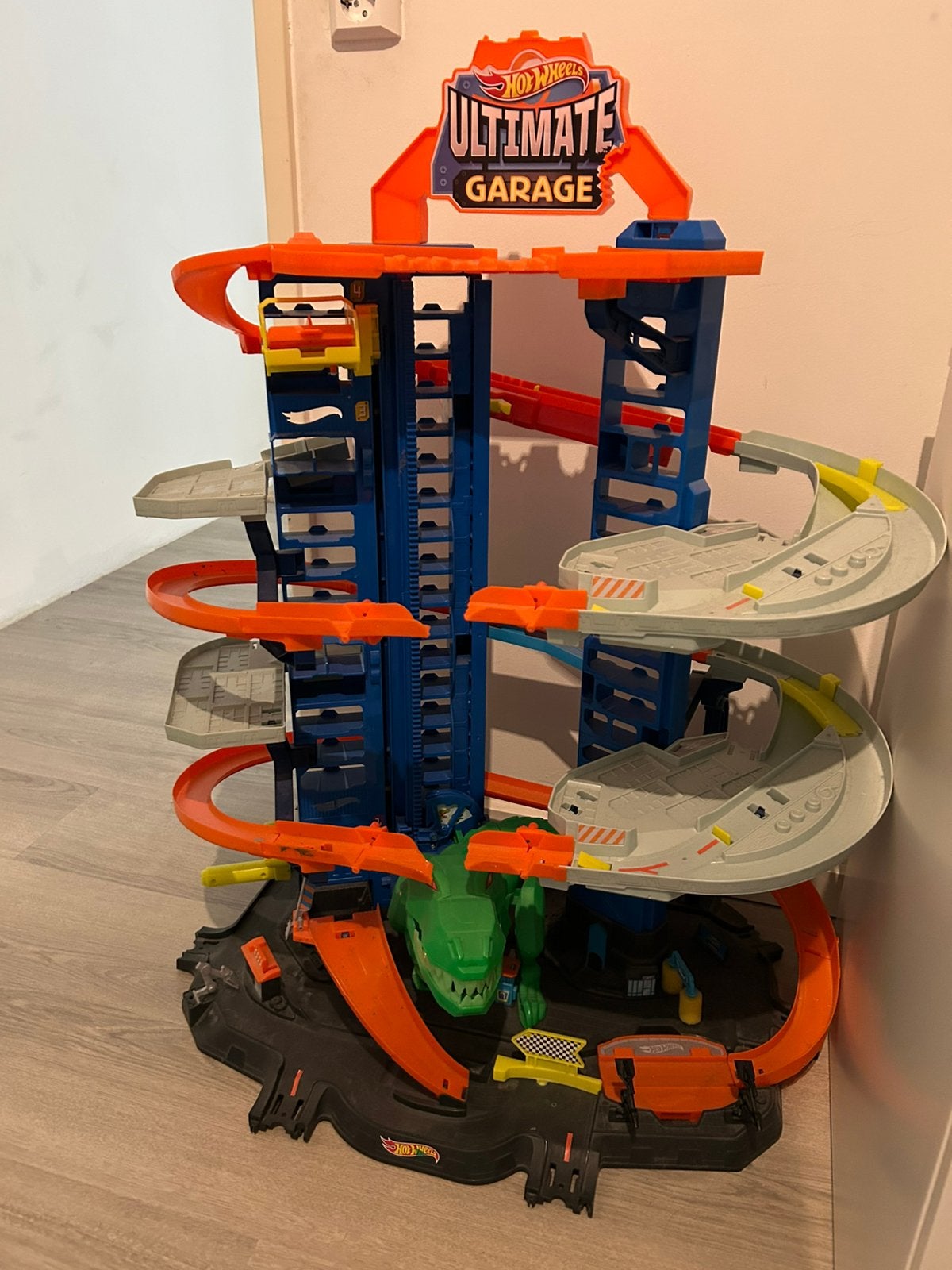 Hot Wheels Ultimate Garage - Dino T-Rex, Kinderen en Baby's, Speelgoed | Racebanen, Ophalen, Racebaan, Zelf te bouwen, Zo goed als nieuw