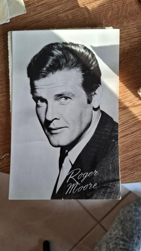 Roger moore 007 James Bond zwartwit fotokaart amsterdam, Verzamelen, Ophalen of Verzenden, 1960 tot 1980, Ongelopen, Cultuur en Media