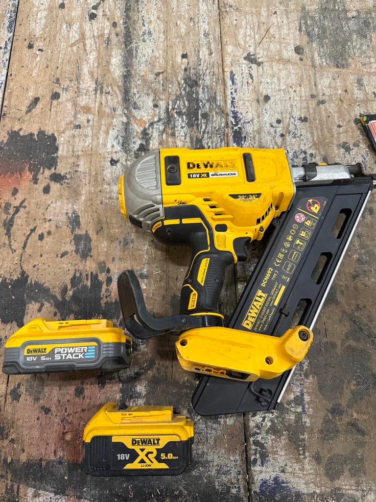DeWalt DCN692 Spijkermachine met 2 accu's contructie tacker, Ophalen of Verzenden, Gebruikt