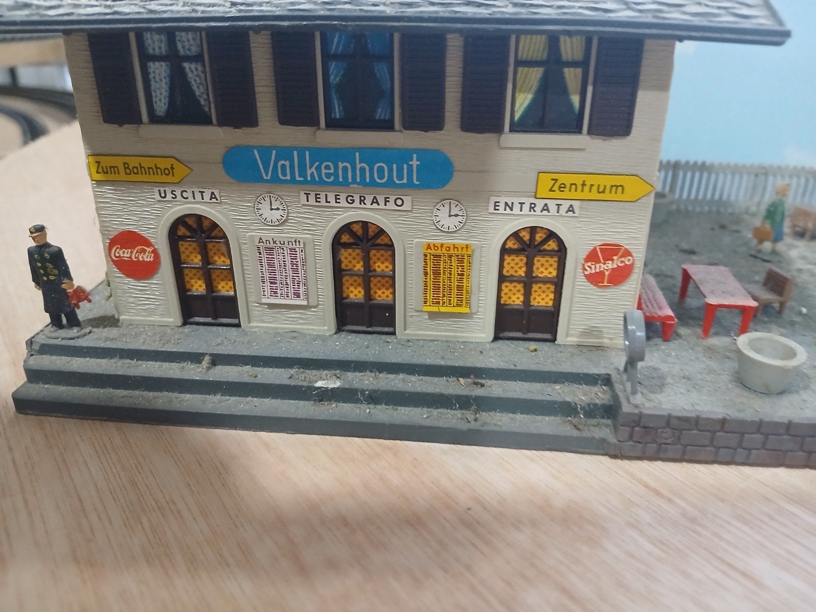 Mooi station HO, Hobby en Vrije tijd, Modeltreinen | H0, Gebruikt, Brug, Tunnel of Gebouw, Ophalen of Verzenden