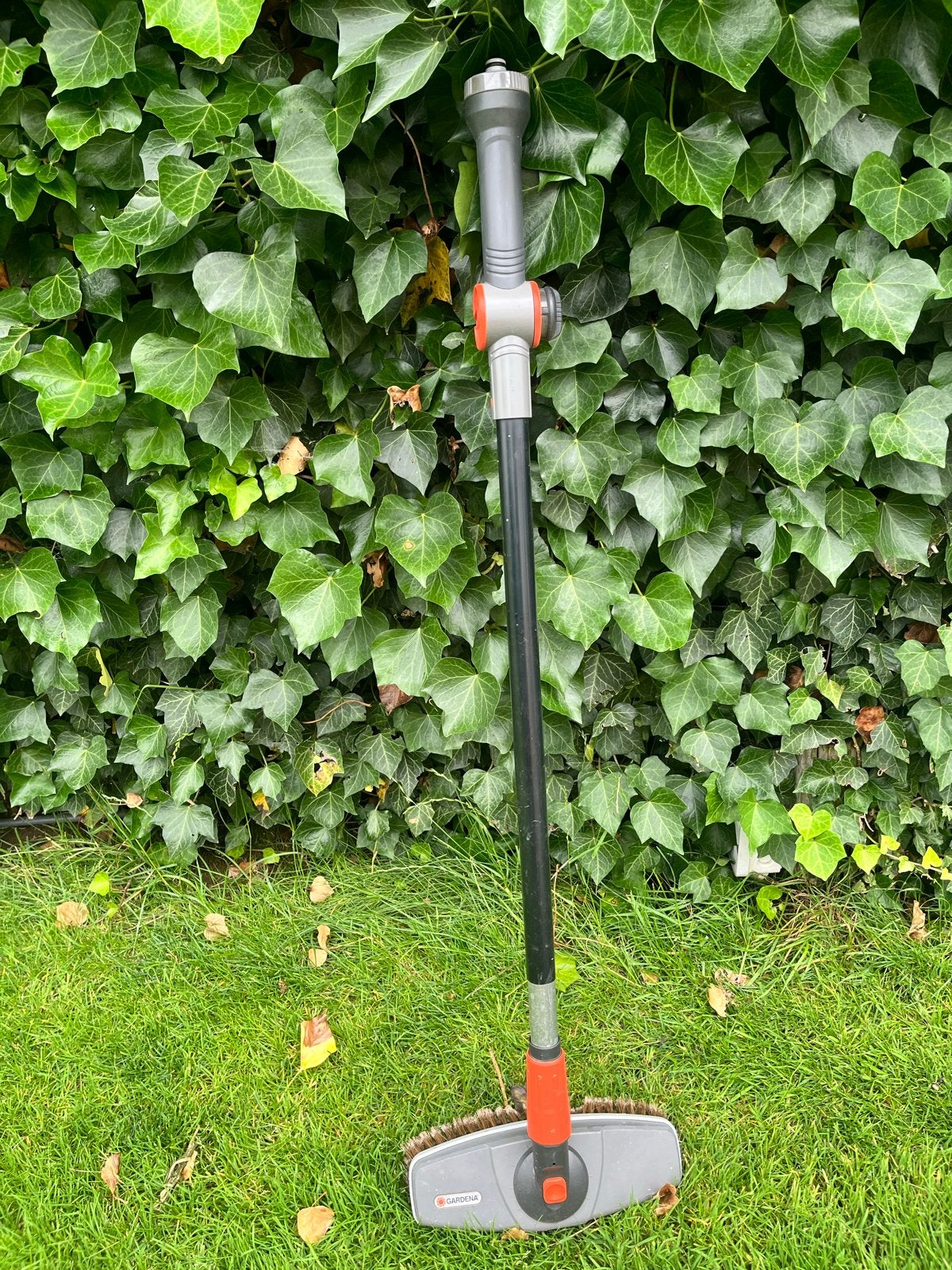 Gardena Terrasborstel met steel, Tuin en Terras, Ophalen of Verzenden, Gebruikt, Bezem
