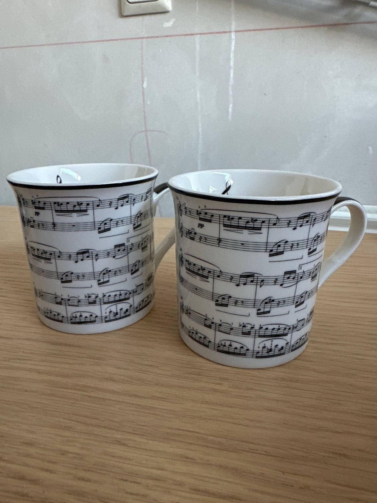 Set van 2 Leonardo Collection 'Making Music' mokken, Huis en Inrichting, Keramiek, Nieuw, Ophalen of Verzenden, Overige stijlen