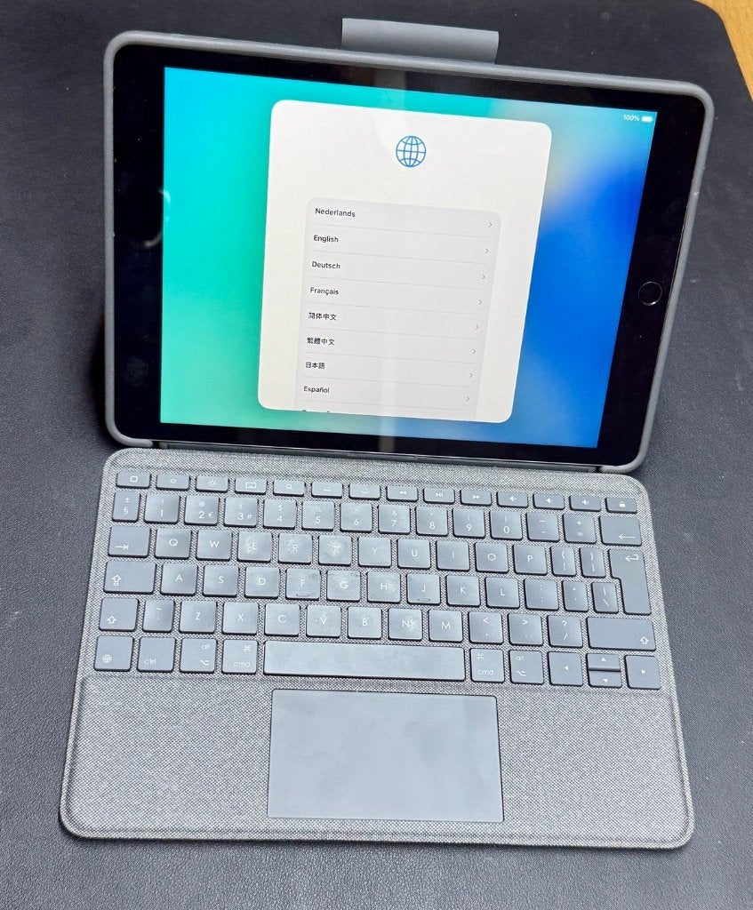 Apple iPad (9e gen.) 64 Gb Wi-Fi met Logitech Combo Touch, Computers en Software, Apple iPads, Zo goed als nieuw, Apple iPad, Wi-Fi