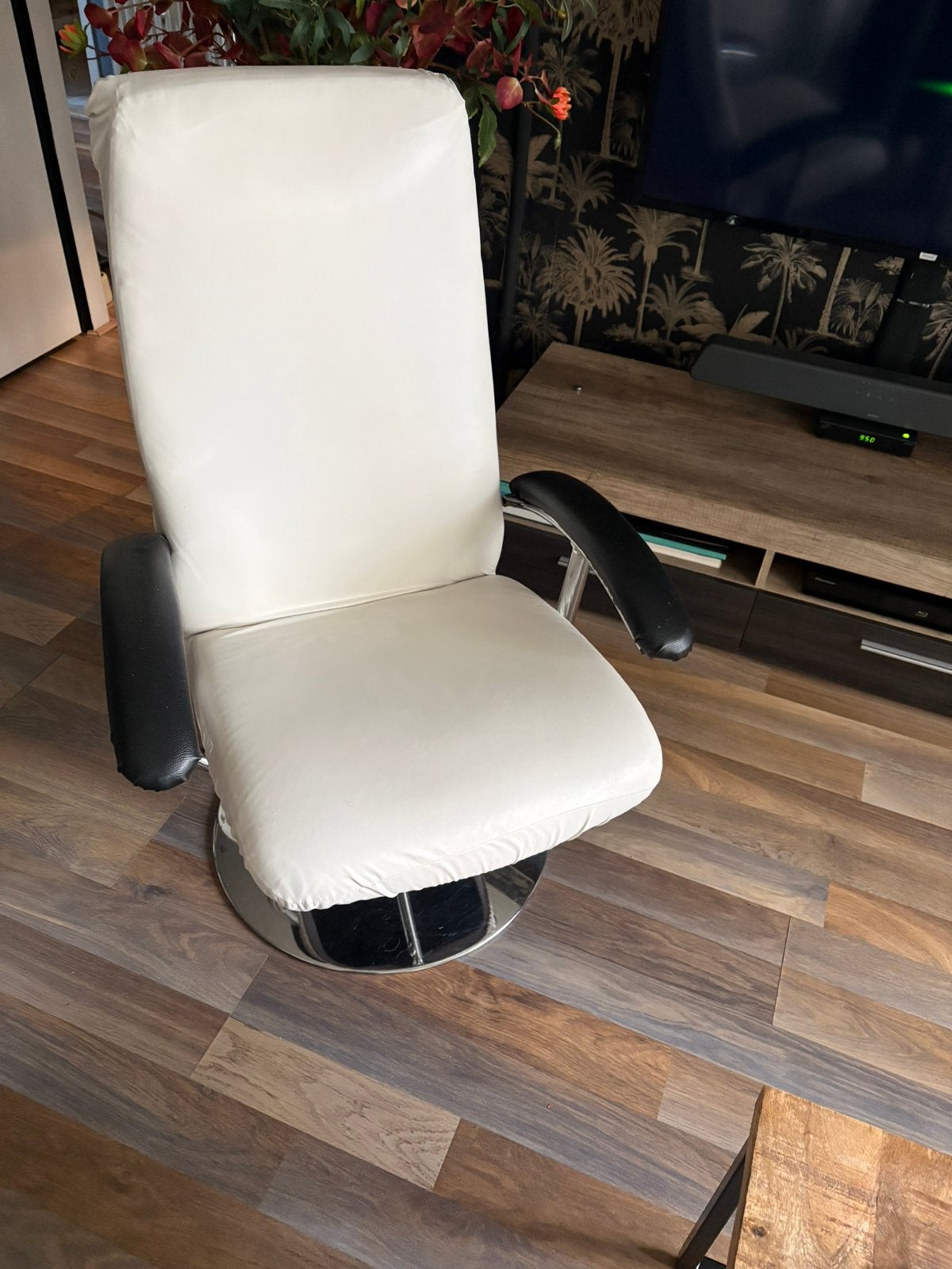 Mooie stoel verstelbaar. Crème poot zilver., Huis en Inrichting, Stoelen, Ophalen, Overige kleuren, Eén
