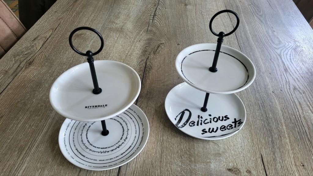 RIVERDALE set van twee etagères. Mooie kwaliteit. Wit., Huis en Inrichting, Woonaccessoires | Etagères, Ophalen of Verzenden, Zo goed als nieuw