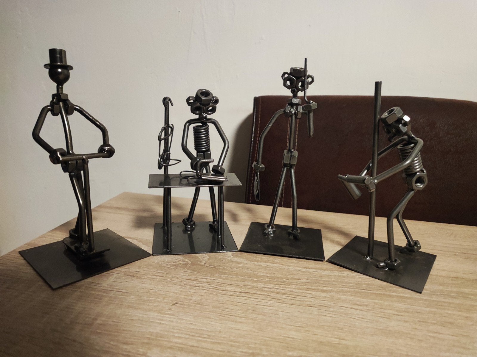 Metalen Beeldjes: Strijker, Ambtenaar, op Step, Olie, Groep mensen, Verzenden, Handgemaakt, Beeld