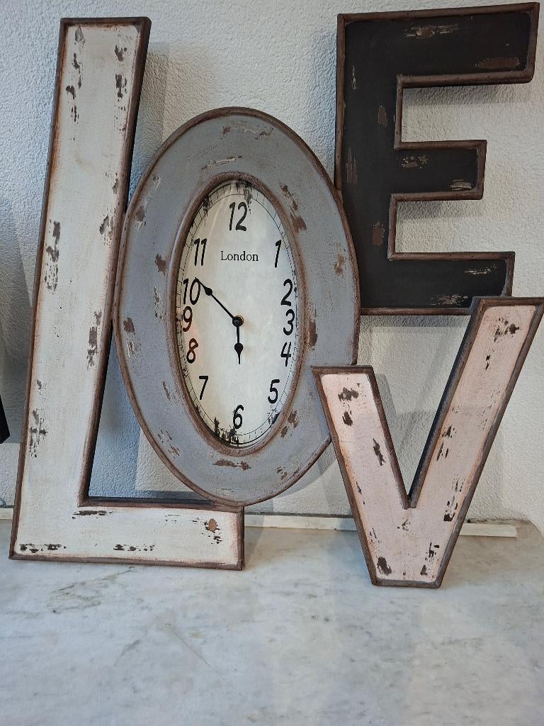 Aparte houten LOVE klok (ovaal) met  div. pastel kleuren, Huis en Inrichting, Woonaccessoires | Klokken, Ophalen, Gebruikt, Analoog