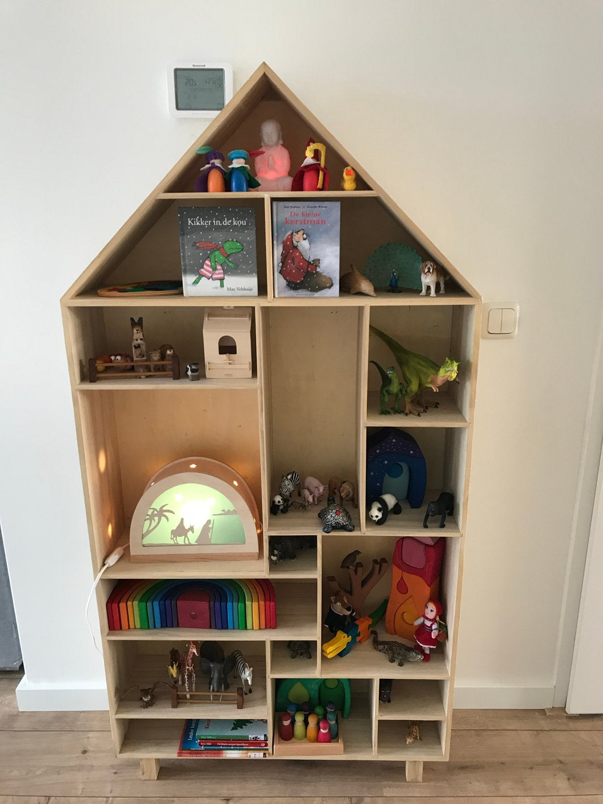 Leuke vakkenkast in huisvorm voor speelgoed of decoratie, Met plank(en), 100 tot 150 cm, Zo goed als nieuw, Minder dan 25 cm