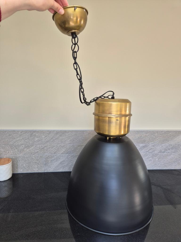 Zwarte hanglamp met gouden binnenzijde, Ophalen