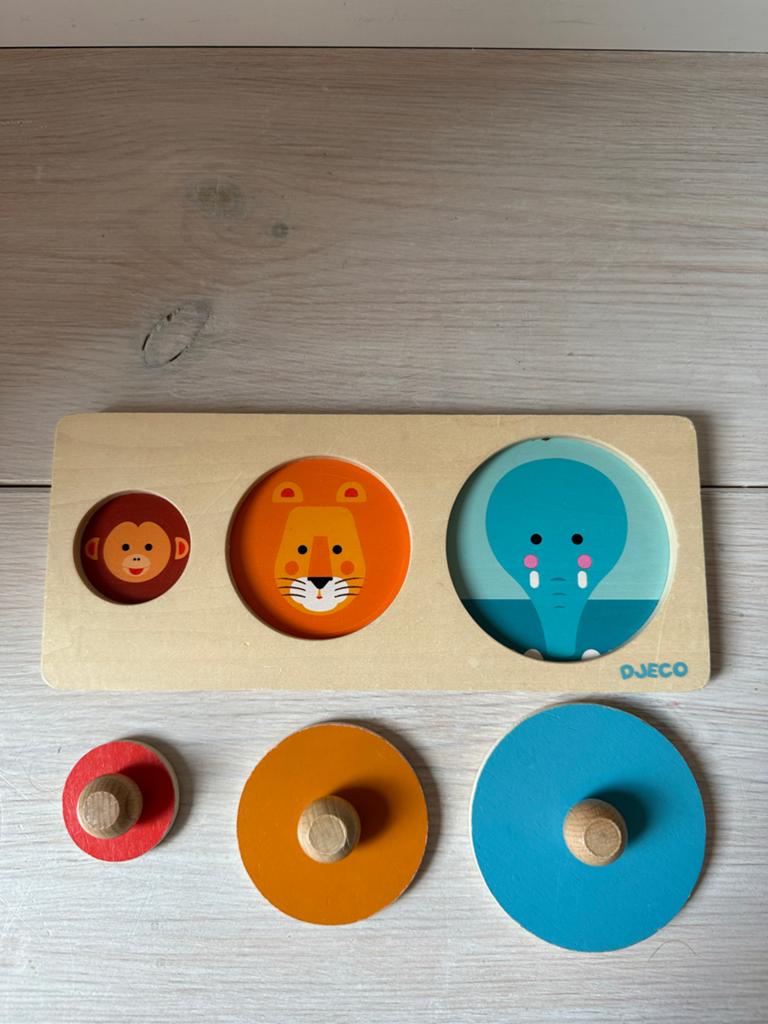 Djeco houten dieren puzzel - aap, leeuw, olifant, Ophalen of Verzenden, Zo goed als nieuw