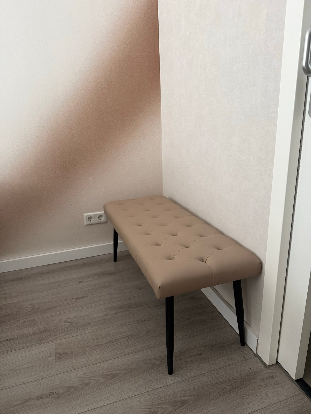 Stijlvolle beige (hal) bankje met knoopdetails, Ophalen, Minder dan 75 cm, 150 tot 200 cm, Tweepersoons