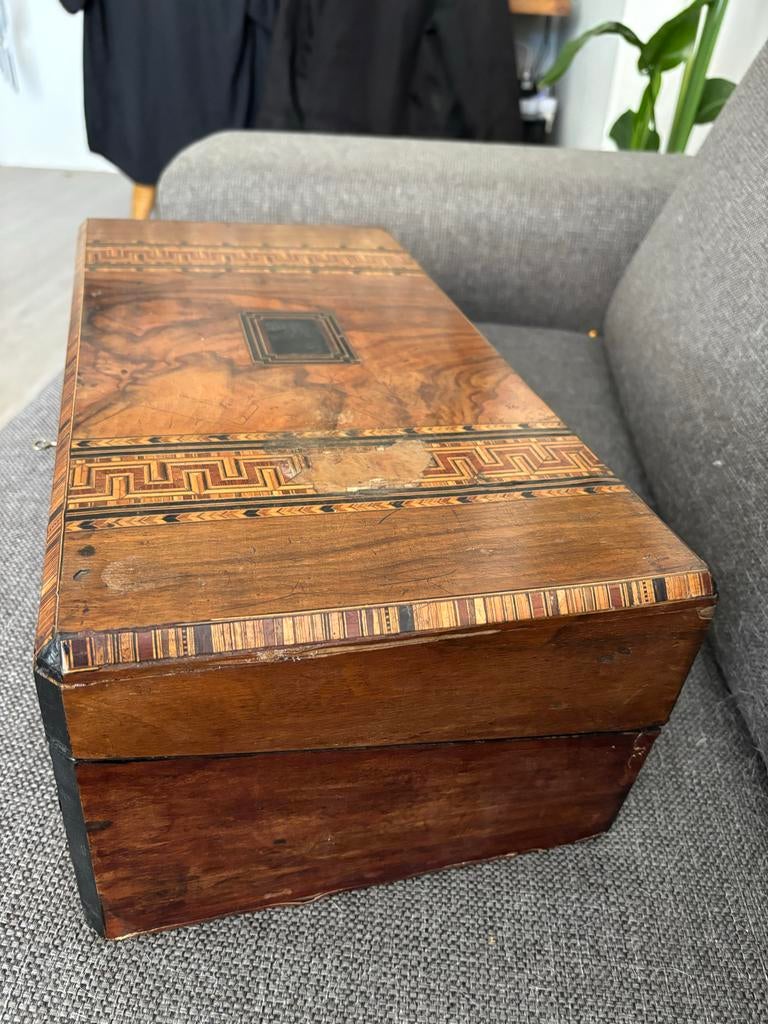 Antieke houten kist met inlegwerk en slot, Ophalen of Verzenden