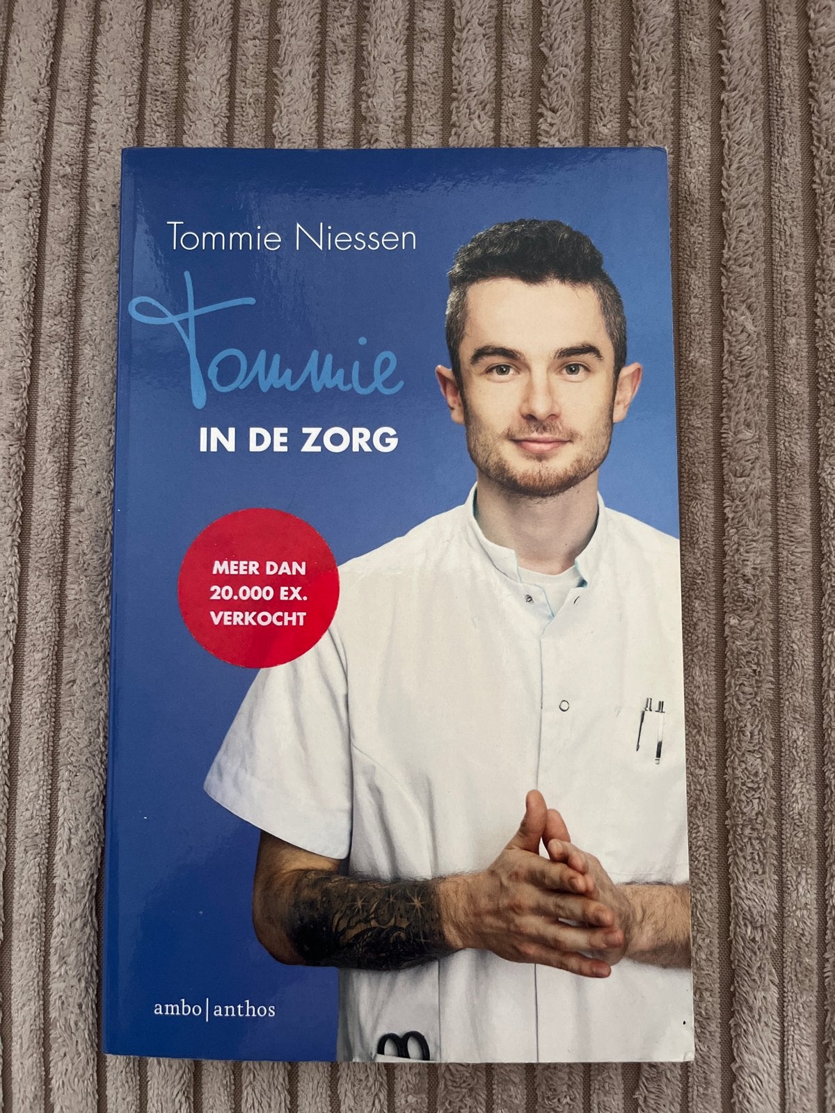 Tommie in de Zorg - Tommie Niessen (Boek), Boeken, Ophalen of Verzenden, Zo goed als nieuw, Nederland