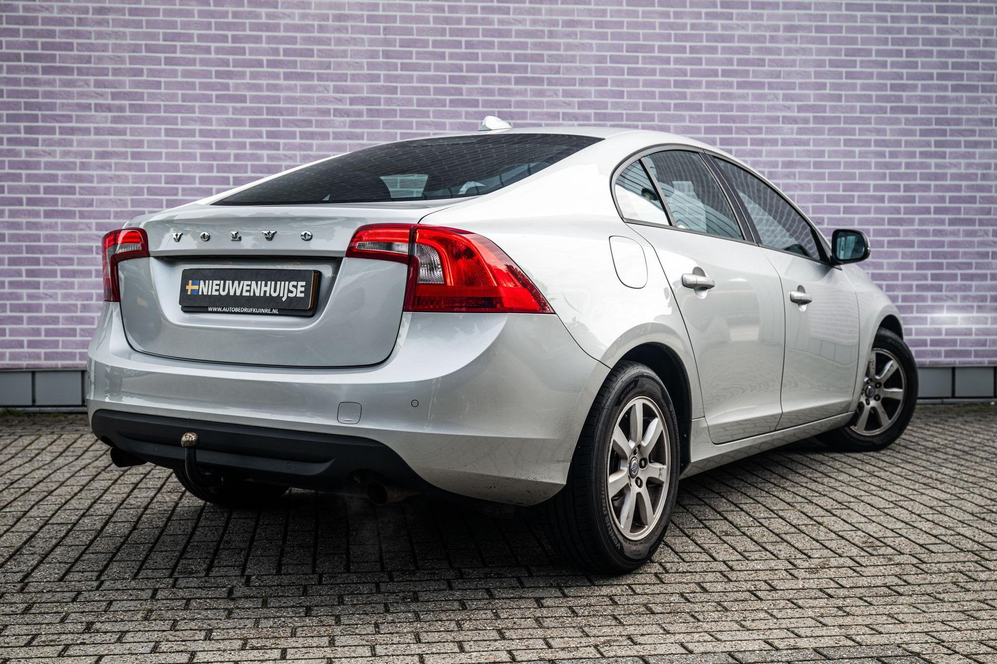 Volvo S60 1.6 T3 Kinetic | Trekhaak | RTI Navigatie | High P, Stof, Gebruikt, Zwart, 4 cilinders