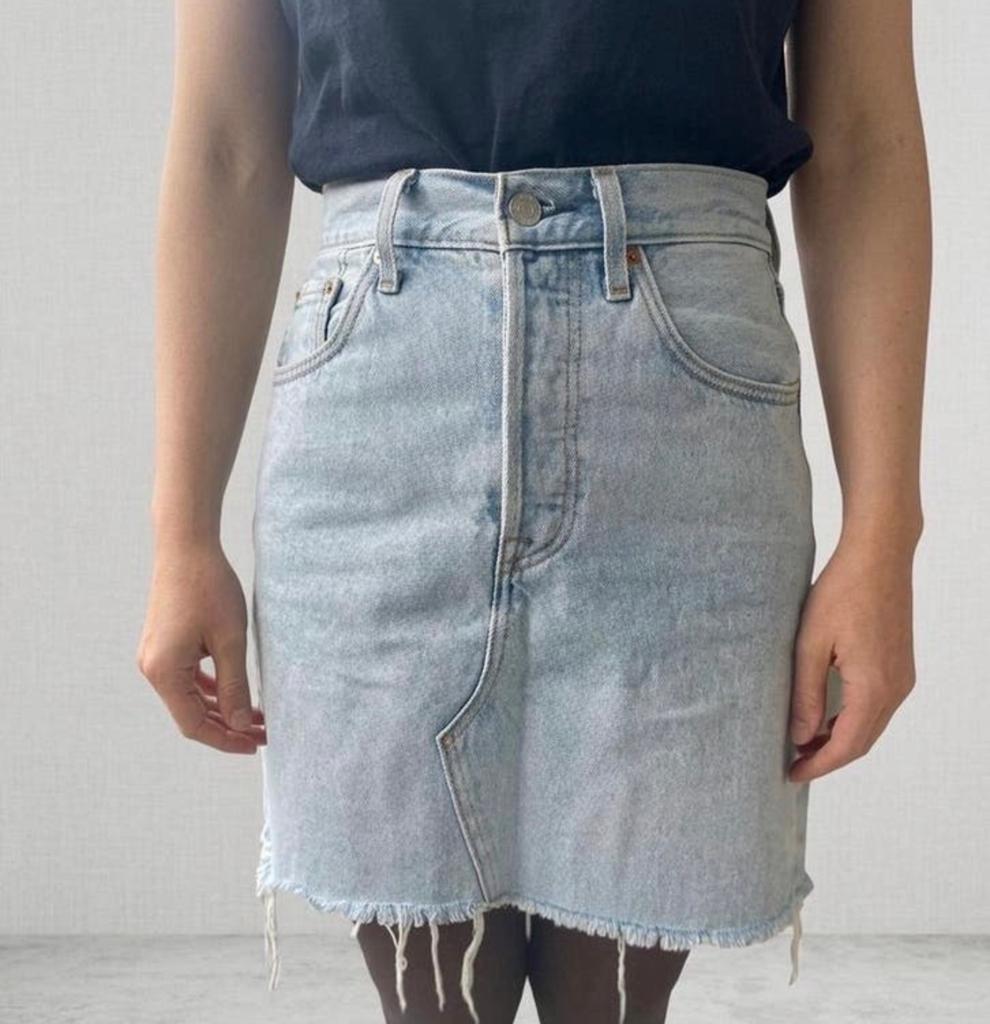 Levi's spijkerrokje XS - Lichtblauw met borduursel, Kleding | Dames, Rokken, Blauw, Ophalen of Verzenden, Zo goed als nieuw, Maat 34 (XS) of kleiner